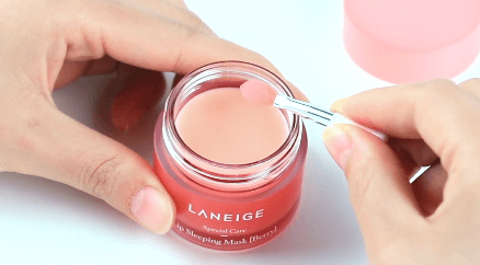 LANEIGE Canada Berry Lip Sleeping Mask - using spatula | SunSkincare.ca